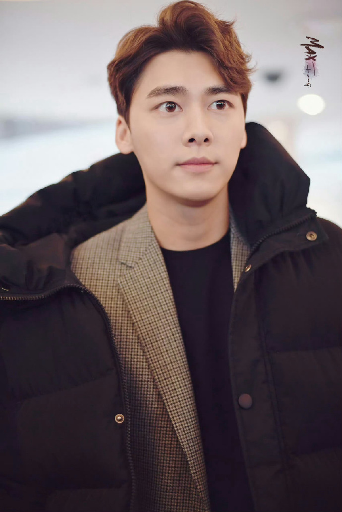 挑战每天按相册顺序发一张李易峰的照片