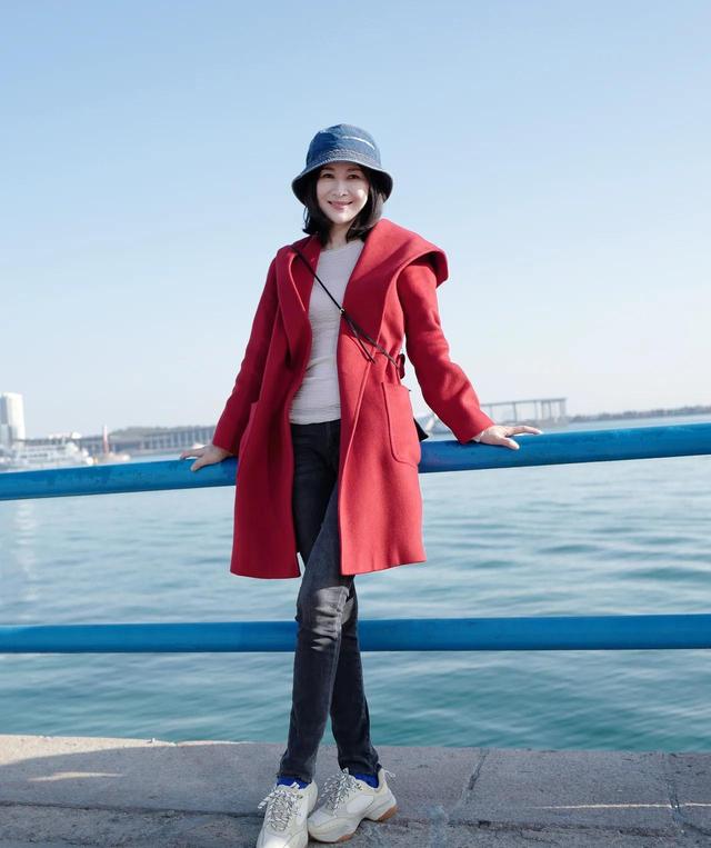 童蕾越来越"少女"了,红色大衣搭配紧身牛仔裤,时髦还显瘦