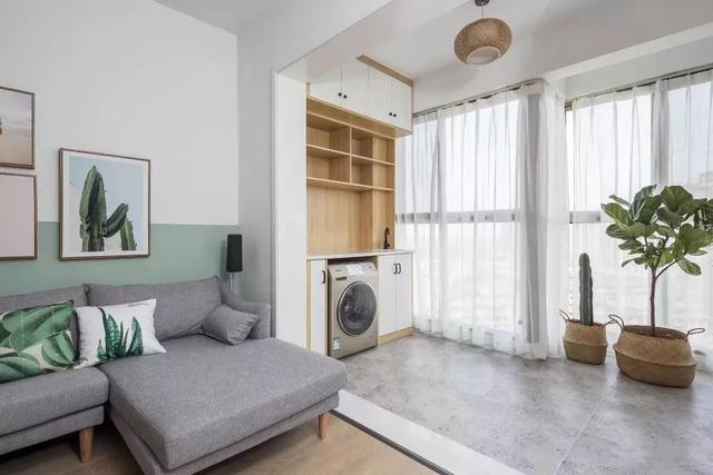 当你在考虑如何装修客厅阳台时,一个经常出现的问题是:是否要将阳台