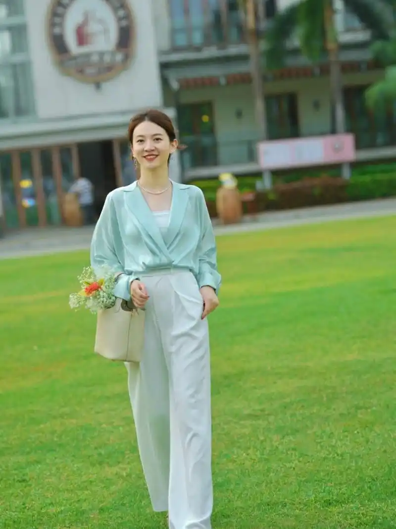 浅绿色的缎面上衣,精致时髦,洒脱利落又有格调,搭配白色阔腿裤,更显