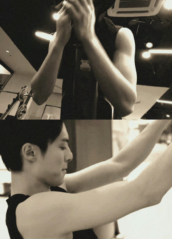 四个显眼包身材#我知道你们就是想空手套王鹤棣的肌肉图!