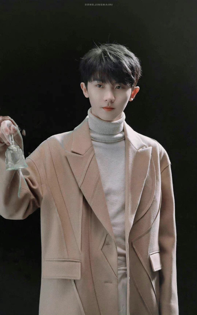 马嘉祺穿风衣了