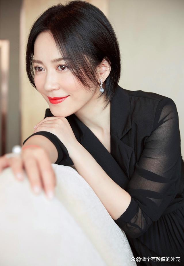 70后明星俞飞鸿:51岁依然选择单身,她的颜值惊艳了所有人