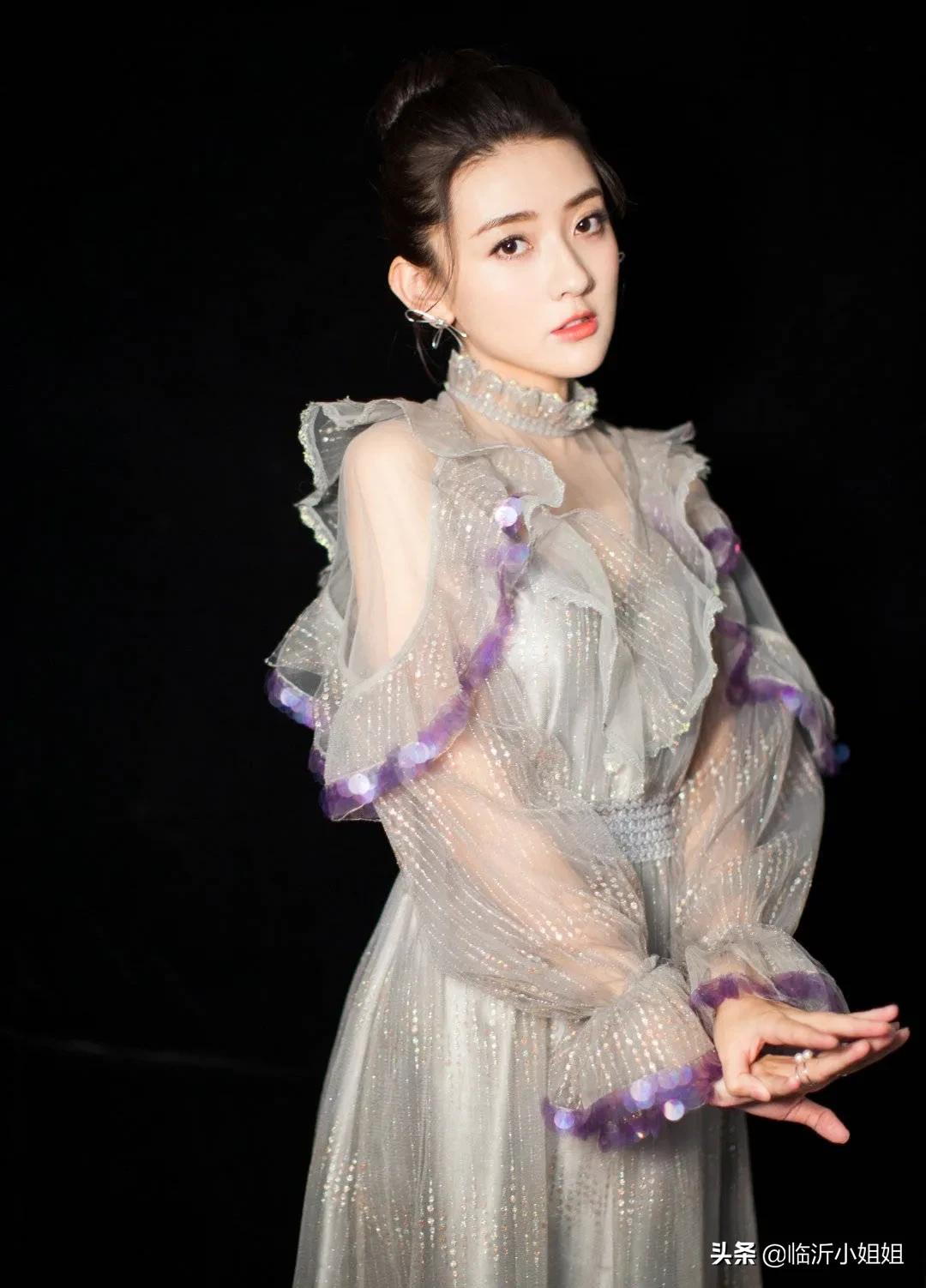 梁洁,拥有初恋女友般的甜美容颜,清新脱俗的气质,太迷人啦