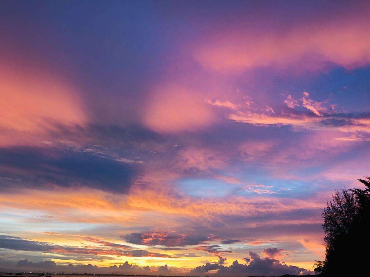 今日天空是五彩斑斓的美呀先是下了一场暴雨旁晚十分出现了双彩虹接着