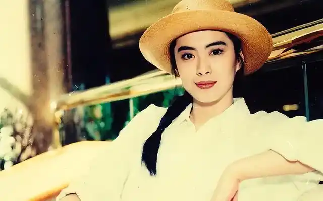 林青霞是大家心中的女神,但和王祖贤站在一起拍照时,感觉她在气质和