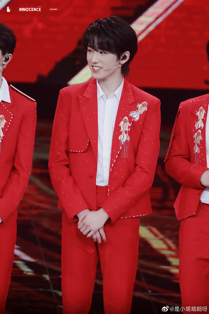 明星最具年味儿造型#宋亚轩红衣造型在舞台上就是最耀眼的崽!