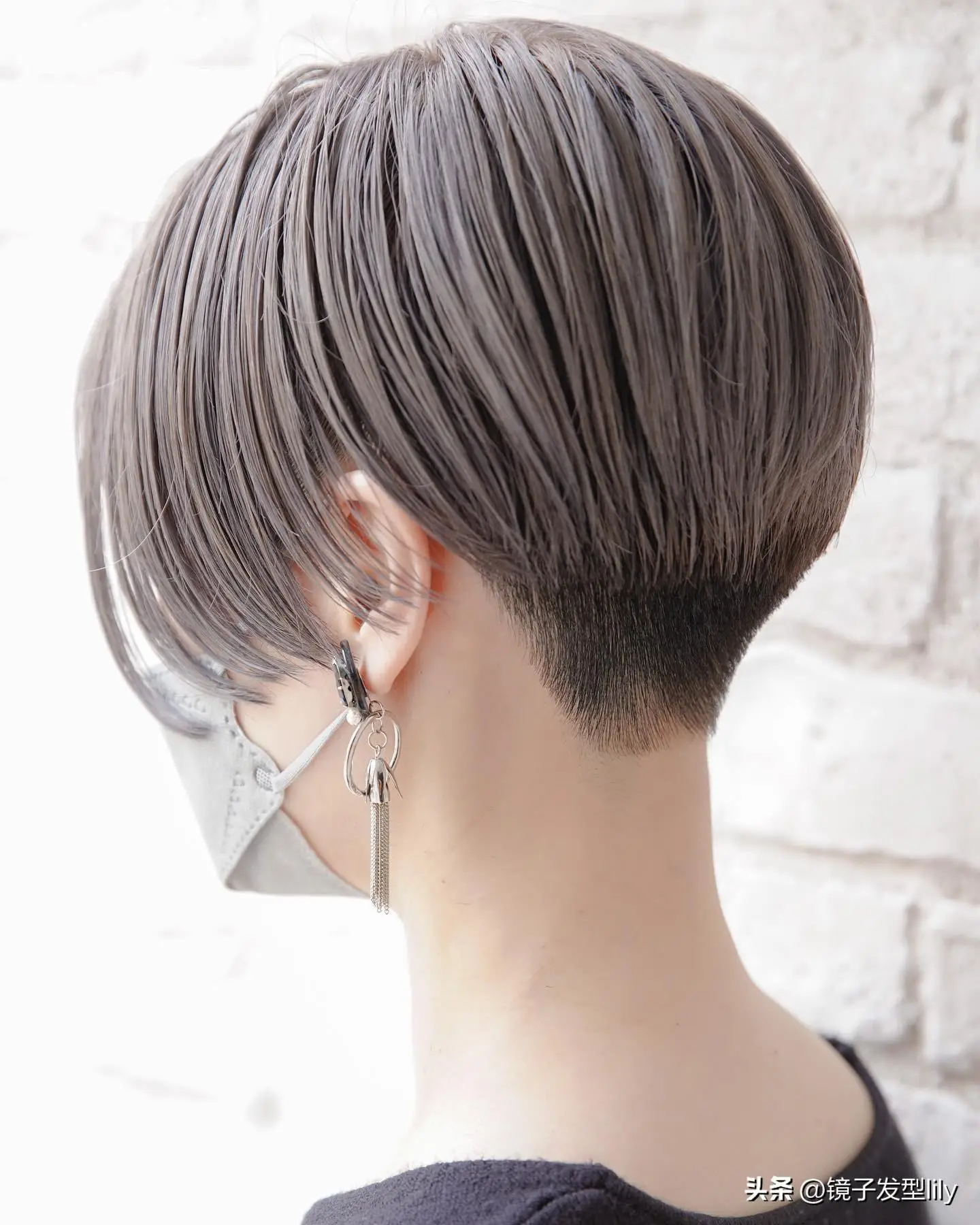 女人过了40岁,后脖铲短短发,利落清爽美美哒