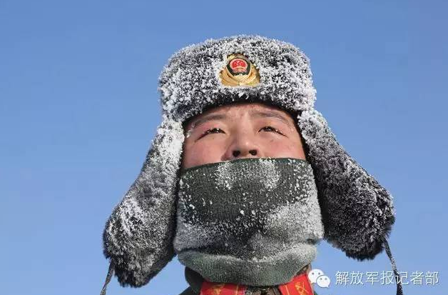 寒冷的天气使战士的帽子上结上了一层厚厚的霜.