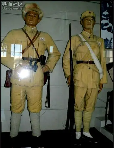 年,我军军服颜色被确定为草绿色,材料为棉平布,胸前佩戴"中国人民解放