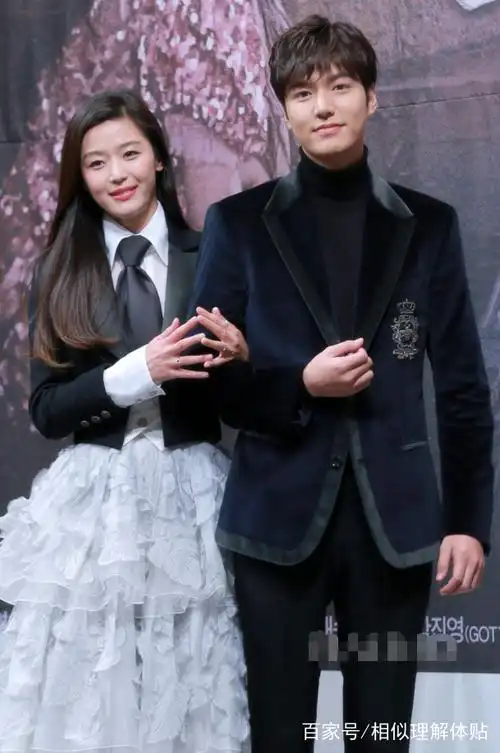 全智贤,李敏镐高颜长腿霸屏,早期为发布会站台,穿搭配一脸!