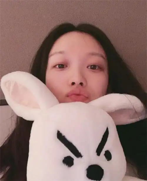 倪妮大胆晒素颜照卸妆后变无眉大王网友形象碎一地