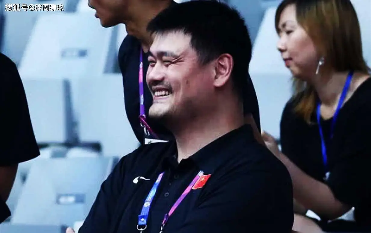 郑薇收奇兵,女篮2米28巨星疯狂暴扣,比姚明高2cm,或打爆