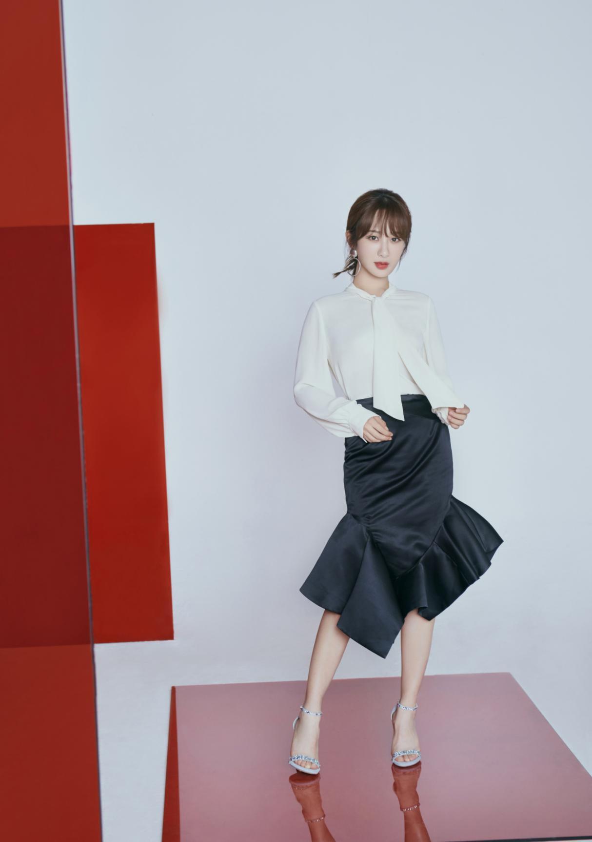 杨紫真是美翻了!白色衬衫配包臀半身裙优雅,基础款穿出大牌范儿