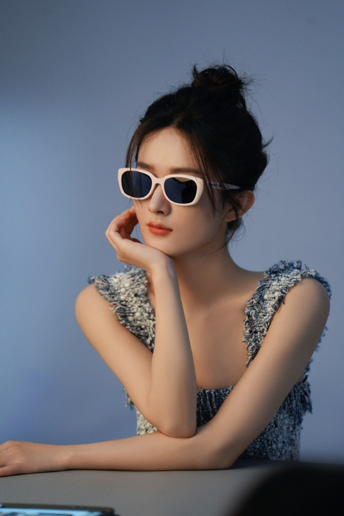 赵丽颖最新时尚大片释出 戴眼镜酷拽高冷御姐范十足-易天影视公司
