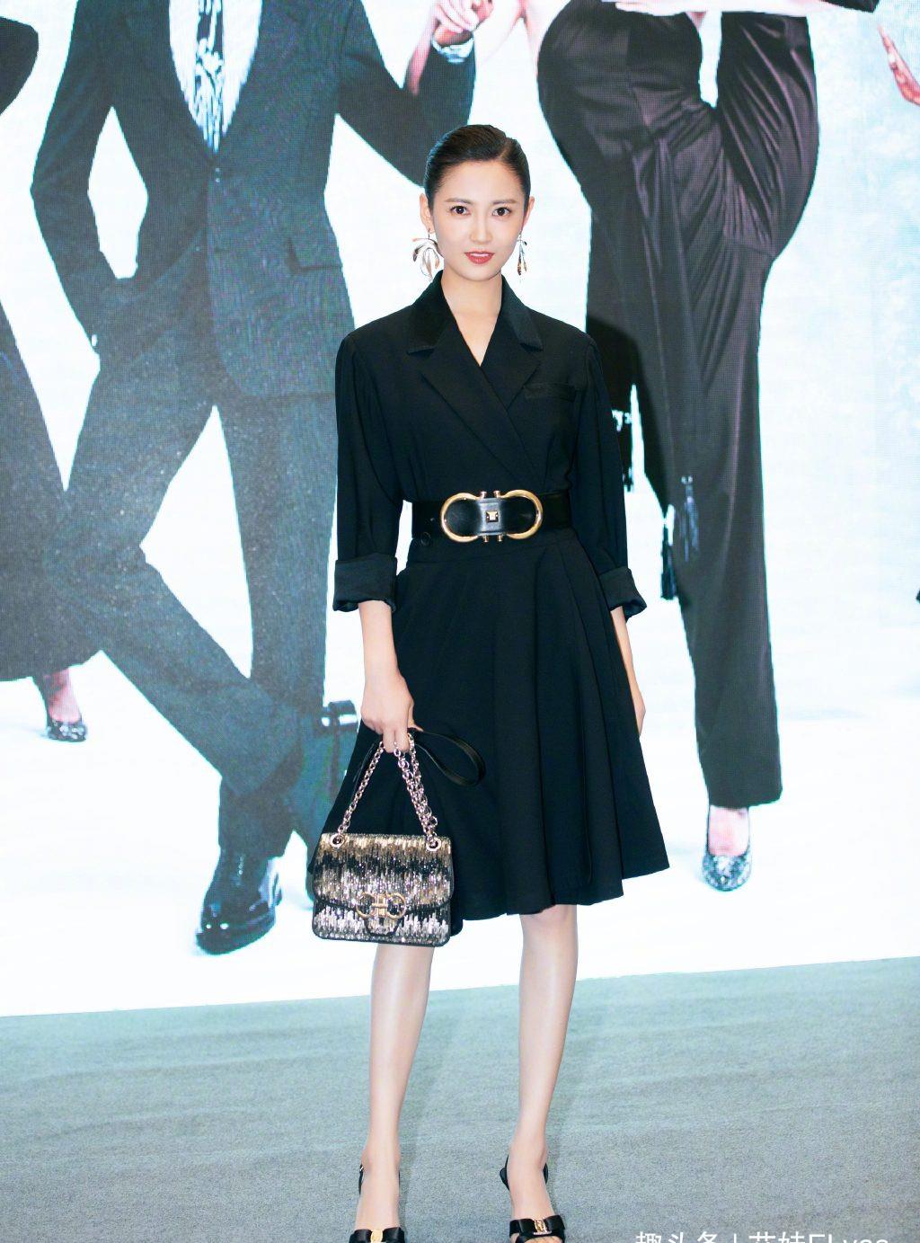 原创陈钰琪越来越大胆光脚穿吊带裙美成仙这打扮老板唐嫣也没有过