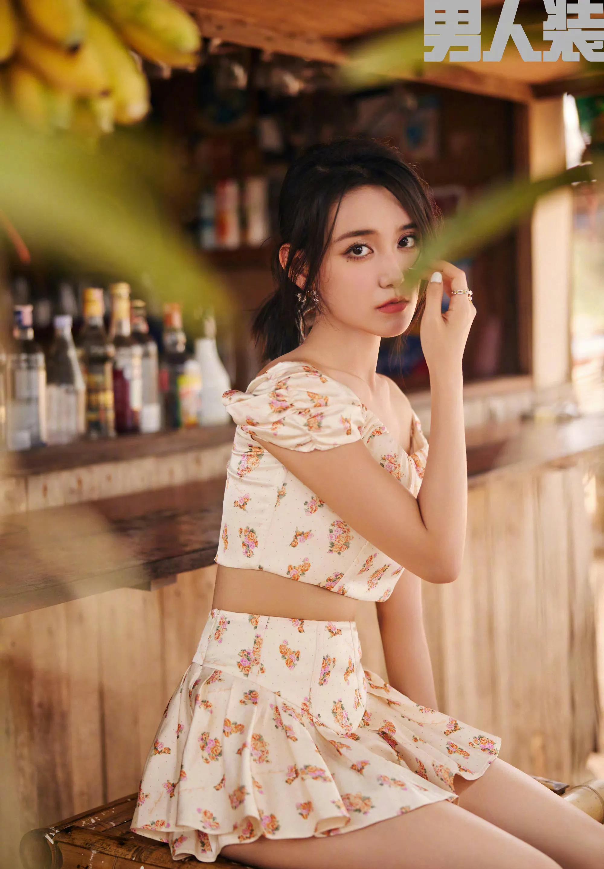 蒋依依《男人装》520大片 穿粉红贝壳抹身材超短热裙 演绎少女时尚