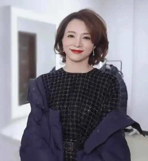 董卿消失2年后晒自拍,剪短发瘦30斤变尖下巴,疑与密春雷情断