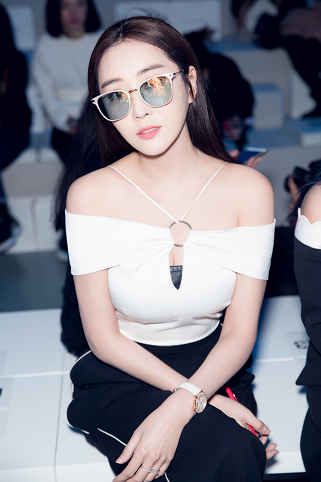 杜若溪性感清凉出席秀场 胸前巧妙秀春光_新浪图片