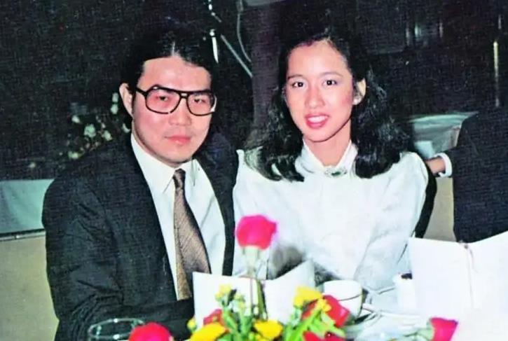 "霍家女主人"朱玲玲:不带霍家一分钱离婚,两个儿子未婚又闹事_霍震霆
