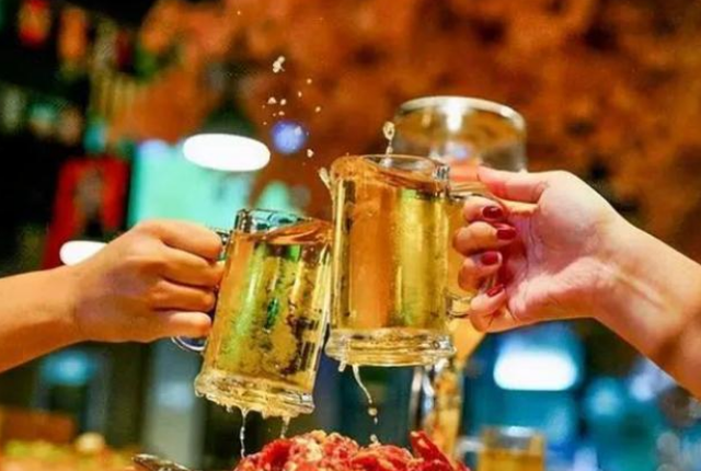 坚持每天晚上喝一杯啤酒,身体会出现哪些变化?医生告诉您真相