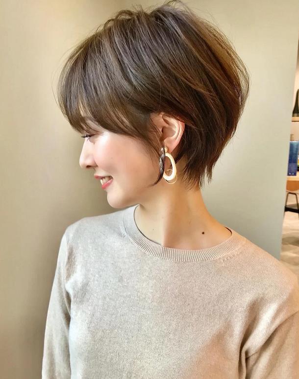 4050岁女人发型短发烫发(4050岁女人气质发型短发)-天晟网