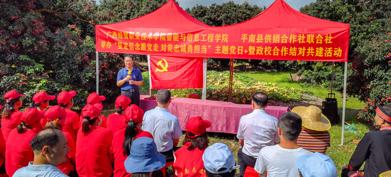 在田间地头开展"党建 助农电商培训"活动.丘馥祯摄