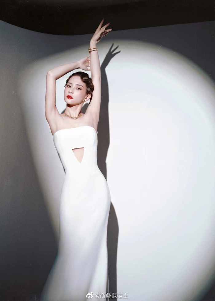 青年企业家何超莲,佩戴卡地亚全新grain de café系列项链,耳环,手镯