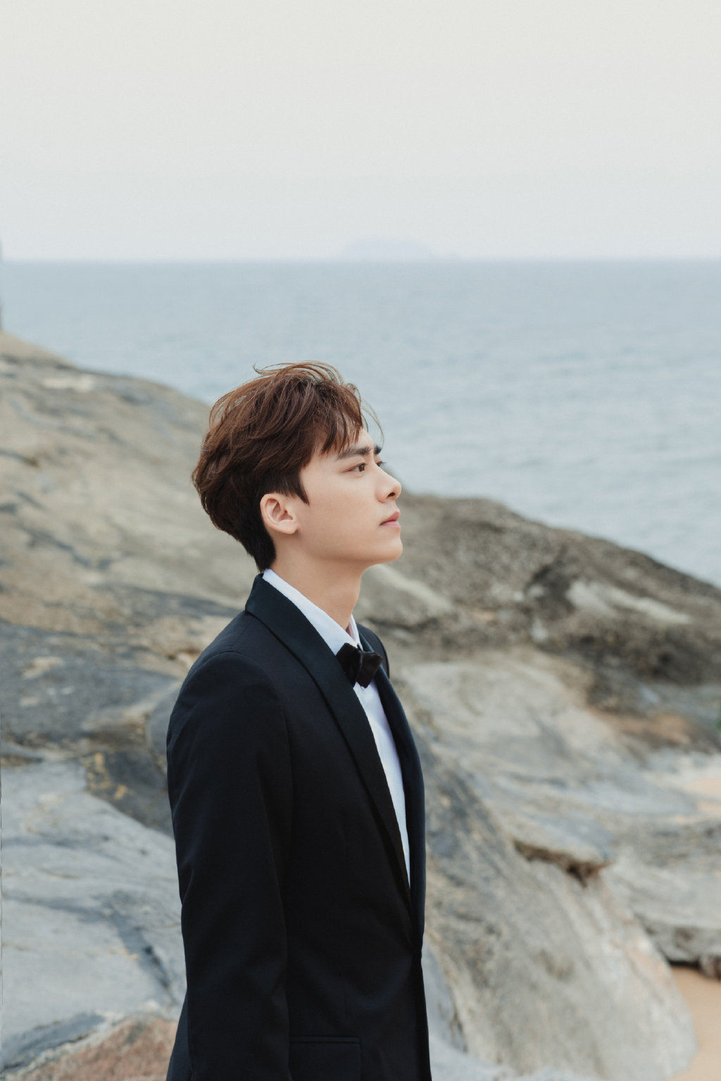 一身西装的李易峰依旧是那么的帅气