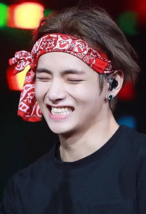 防弹少年团金泰亨:好看的人怎么笑都好看,是萌帅小老虎了!