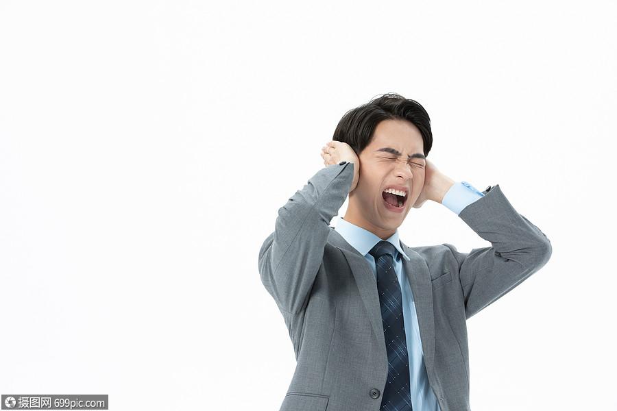 青年商务男性情绪爆发