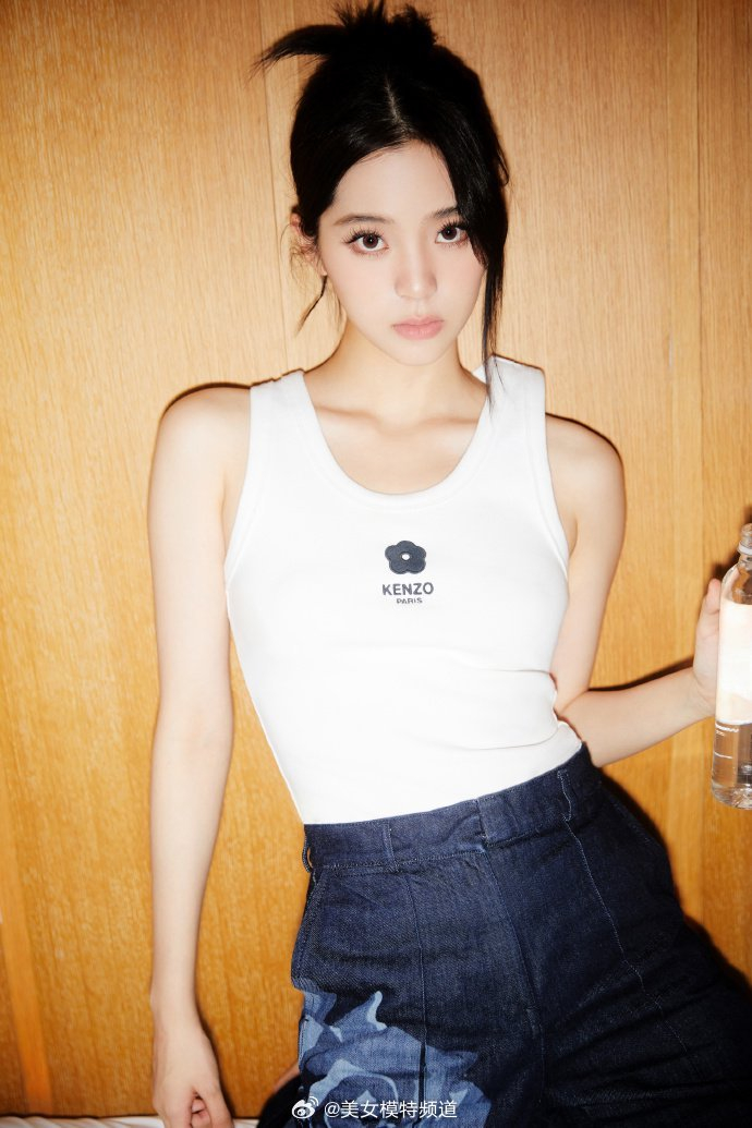 欧阳娜娜穿深蓝色套装飒气十足高马尾盘发干净利落