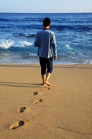 男人与狗,海边的一道风景线.站在海边好开心.被人拍的感觉真好.