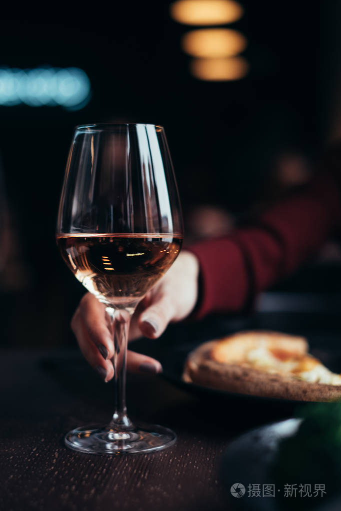 酒吧里盛着玫瑰酒的酒杯