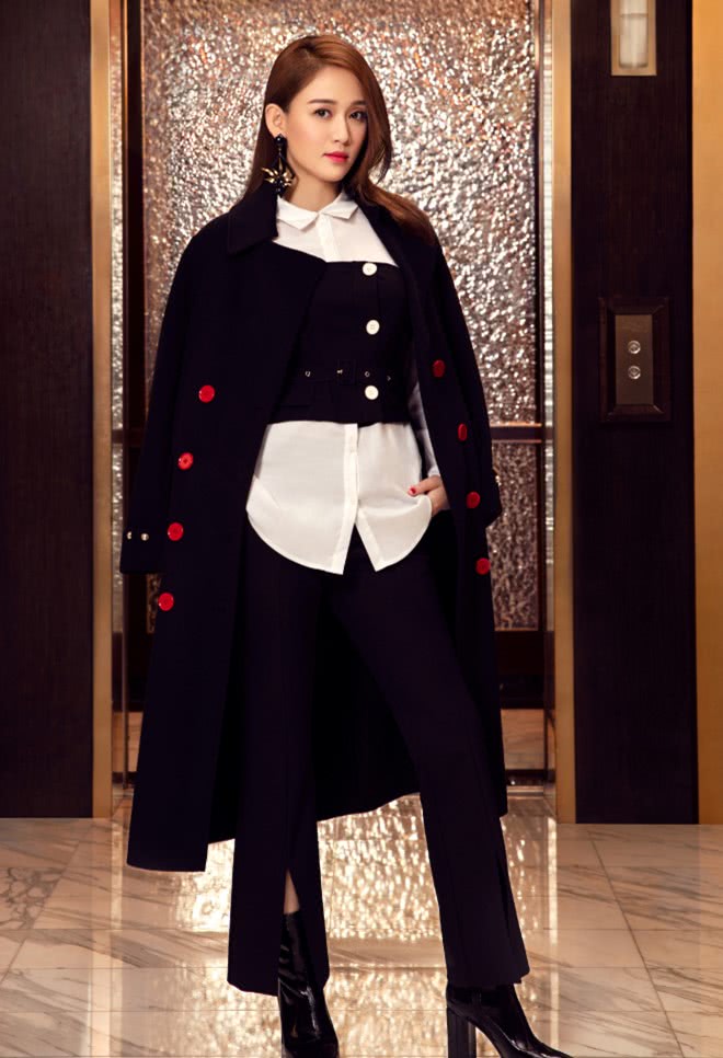 陈乔恩这是皇后当腻了穿上杏色西服套装秒变霸道女总裁