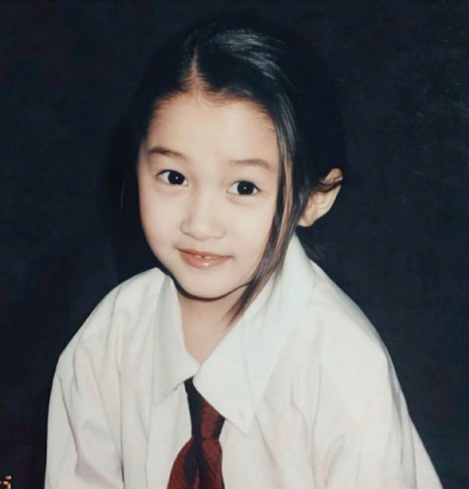 关晓彤短发童年照曝光 脸颊肉嘟嘟超可爱