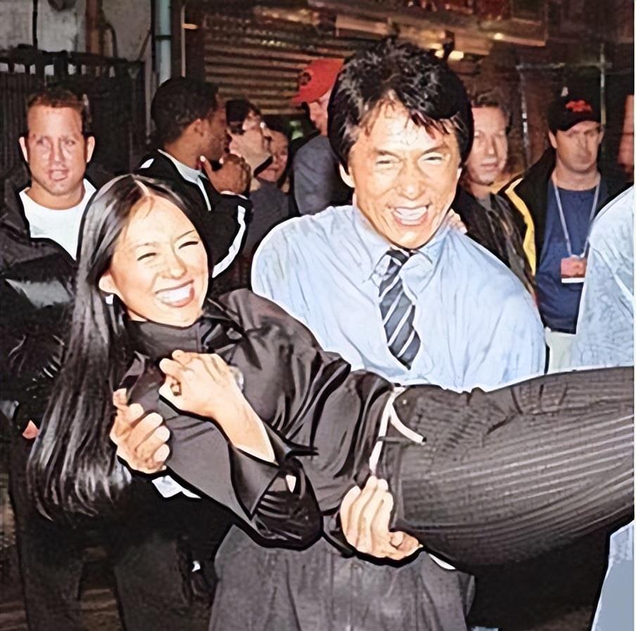 主动出击章子怡亲手喂成龙吃葡萄自荐与汤唯竞演尺度片