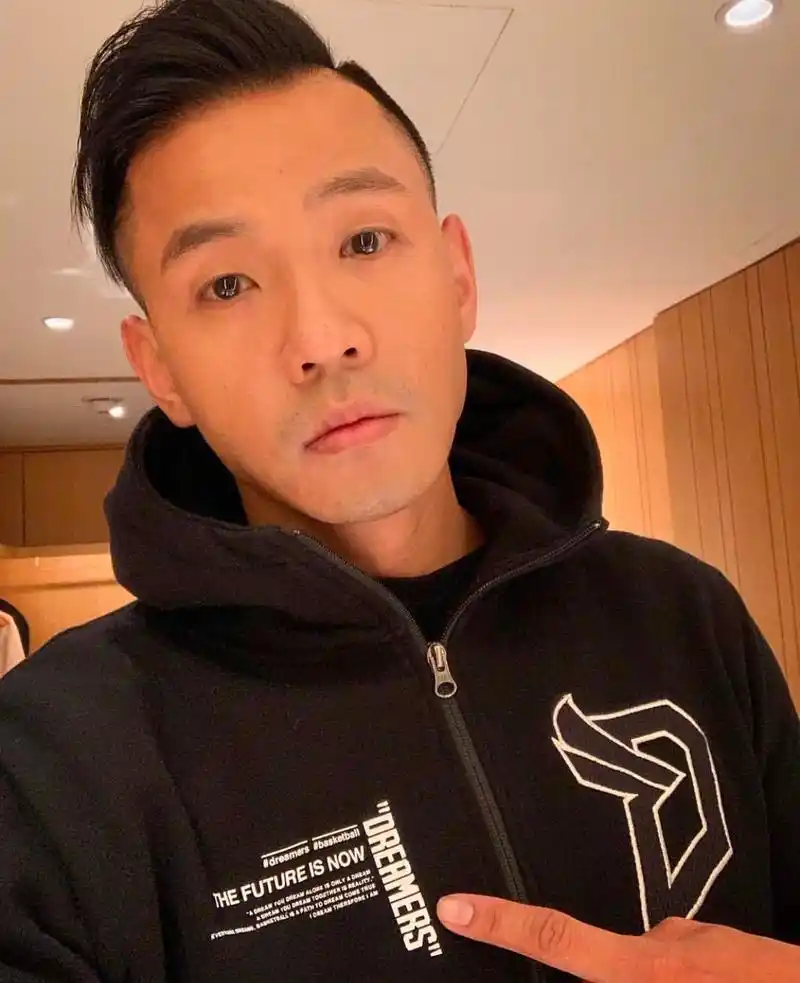 "黑人"陈建州又来晒新鞋了!好看易搭还可以轻松入?