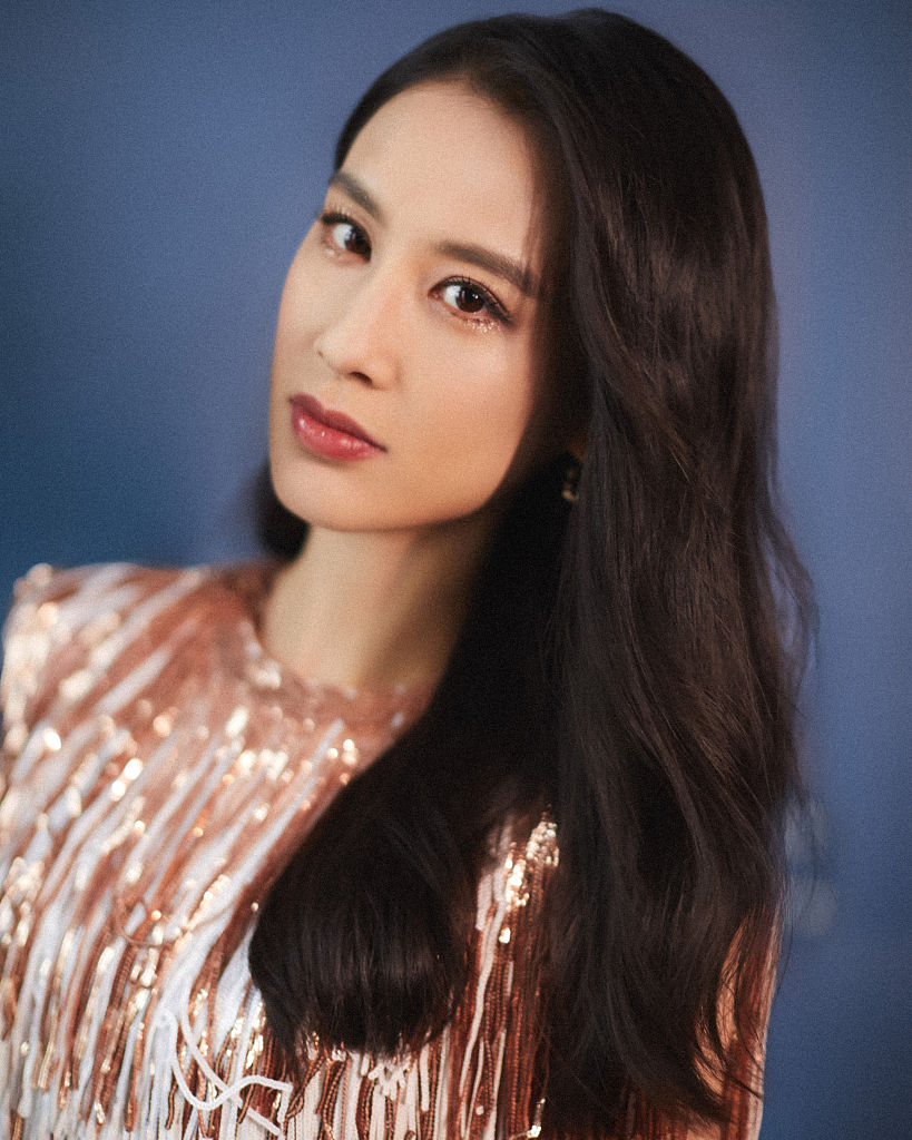 黄圣依最新美图曝光 眼神坚柔尽显优雅女人味