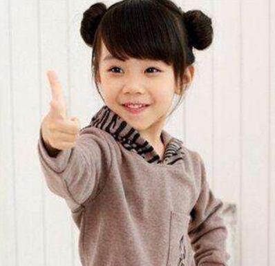 顺直微斜的及眉刘海,整体打理出的娇俏可爱的两个丸子头样式,将小