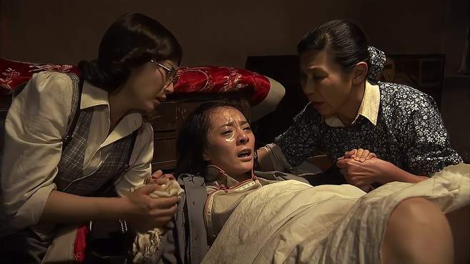 走出硝烟的女人:孕妇难产生命垂危,女兵把她放驴背上,竟解决了