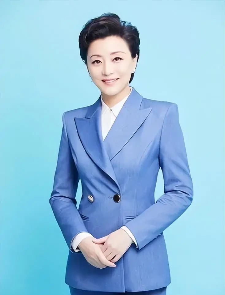 杨澜白发根根分明,素颜出门宛如农家奶奶,老公面前气质仍优雅!