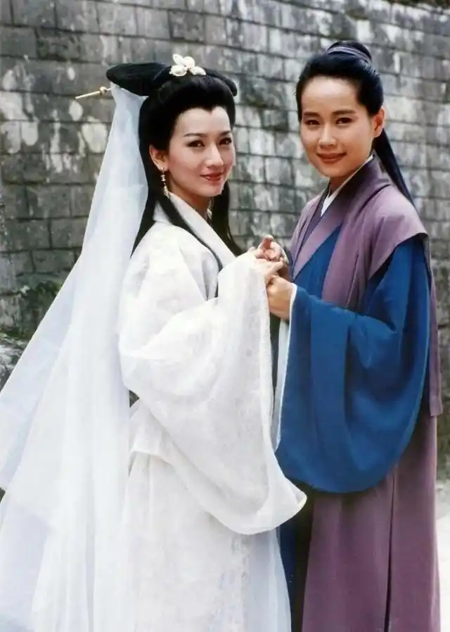 新白娘子传奇30周年演唱会,赵雅芝叶童同台献唱,两人气质大不同