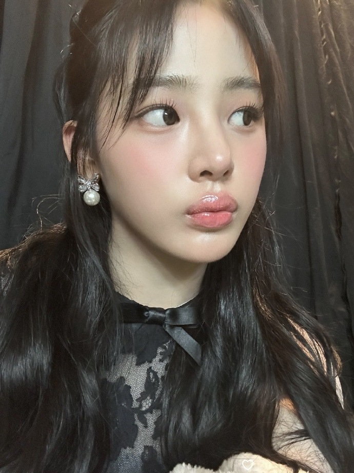 玟池minji更新phoning个人相册女孩子嘟嘴就是要