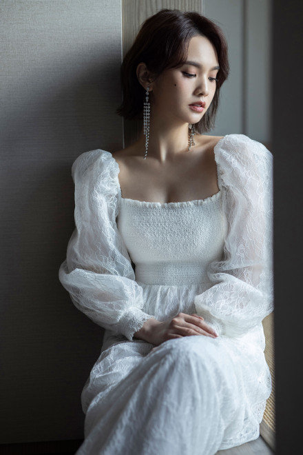 杨丞琳一袭洁白纱裙清新优雅秀无暇玉背侧颜优越状态佳